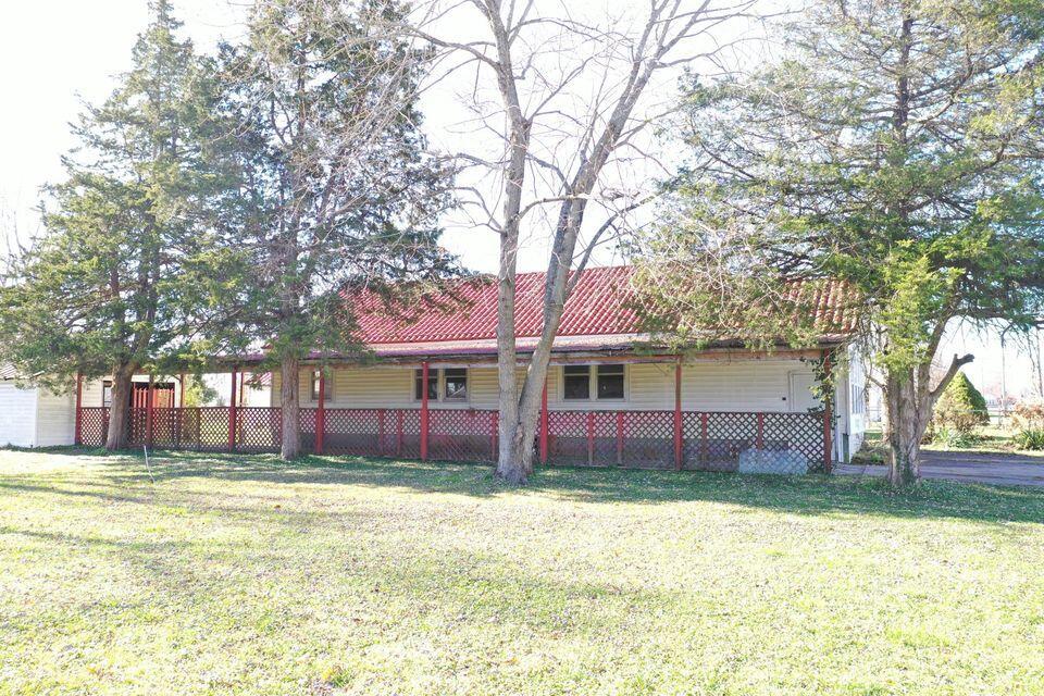 112 W Summit Ave, Seymour, MO 65746 - rear view of house featuring a lawn