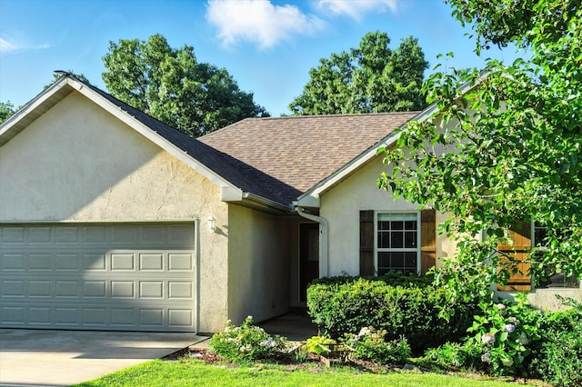 184 Crestwood Dr, Marshfield, MO 65706 - single story home with a garage, a shingled roof, stucco siding, and concrete driveway