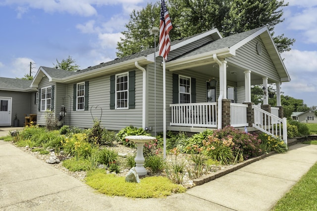 120 E Kennedy Blvd, Buffalo, MO 65622 - view of front of home with covered porch and a shingled roof