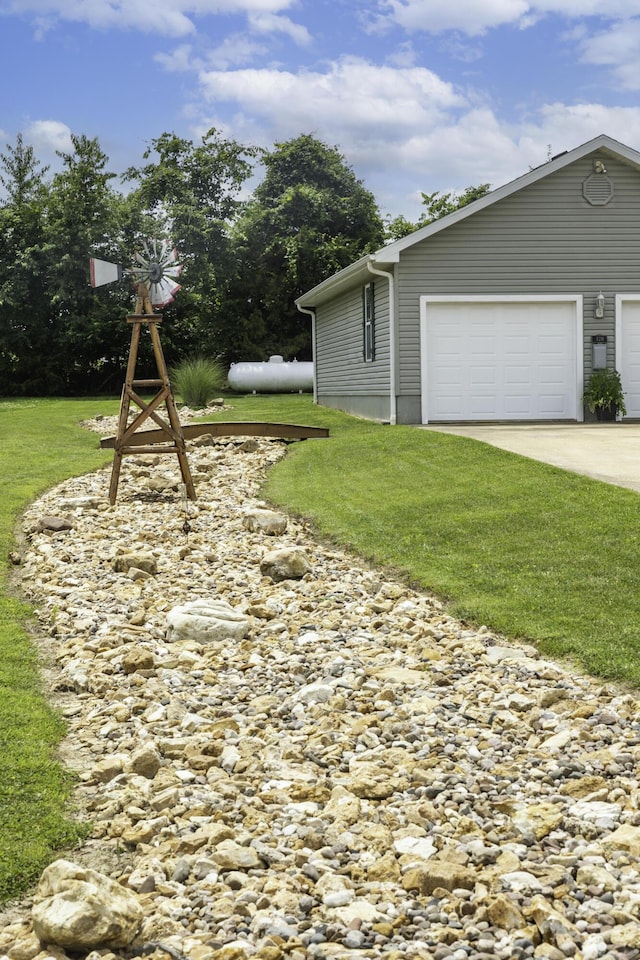 120 E Kennedy Blvd, Buffalo, MO 65622 - view of green lawn with a garage