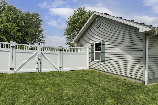 120 E Kennedy Blvd, Buffalo, MO 65622 - view of yard featuring a gate