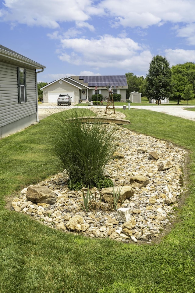 120 E Kennedy Blvd, Buffalo, MO 65622 - view of grassy yard with a garage, an outdoor structure, and driveway