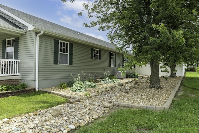 120 E Kennedy Blvd, Buffalo, MO 65622 - view of side of home featuring a shingled roof and a yard