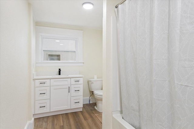 1156 W Lynn St, Springfield, MO 65802 - full bath featuring wood finished floors, vanity, and shower / bath combination with curtain