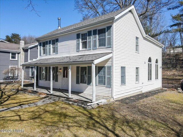 view of front of home with a front lawn