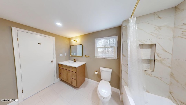 full bath featuring baseboards, shower / tub combo with curtain, vanity, and toilet