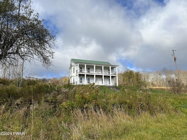 view of front of home featuring a balcony