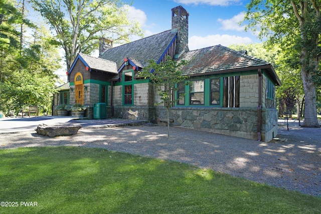 view of front of property featuring a front lawn