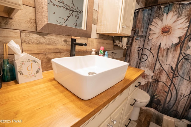 full bath with a shower with shower curtain, toilet, wood finished floors, vanity, and backsplash