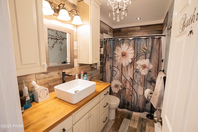 full bathroom featuring backsplash, a shower with shower curtain, toilet, vanity, and a chandelier