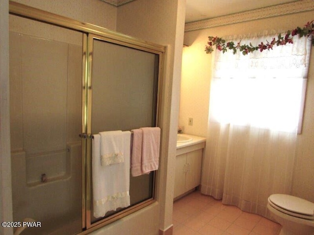 full bath with vanity, toilet, and bath / shower combo with glass door