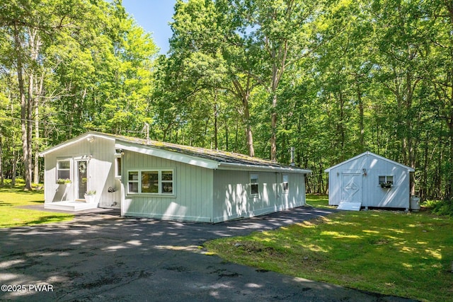 201 Oak Hill Rd, Hawley, PA 18428 - mid-century home featuring a storage unit and a front yard