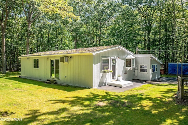 201 Oak Hill Rd, Hawley, PA 18428 - back of property with entry steps and a lawn