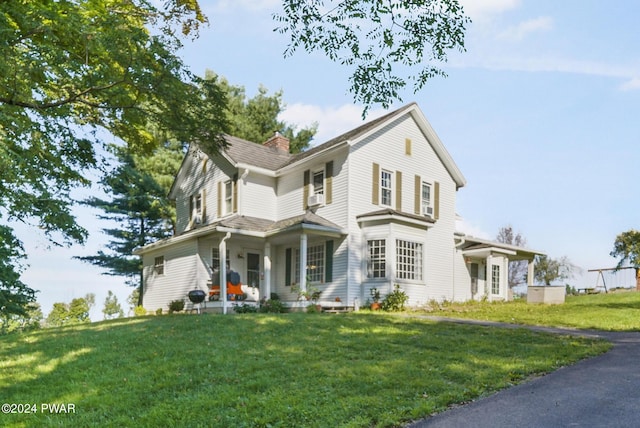 view of front facade featuring a front lawn