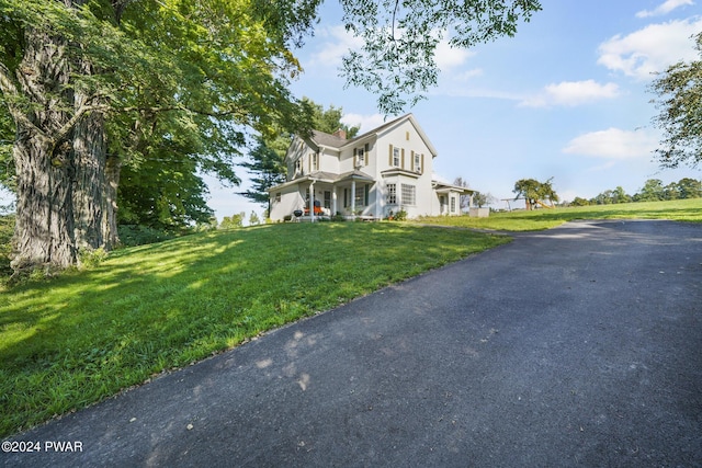 view of front facade featuring a front lawn