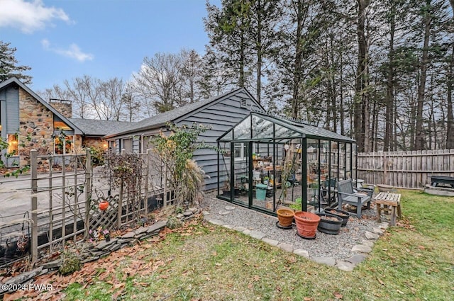 view of yard with an outbuilding