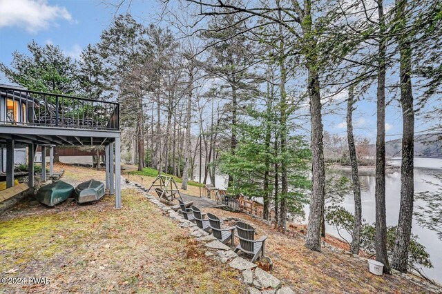 view of yard featuring a water view