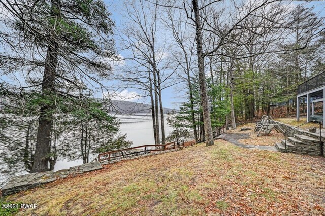 view of yard featuring a water view