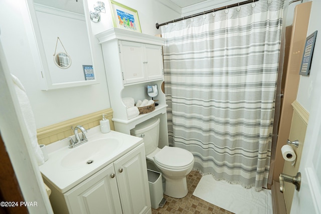 bathroom with a shower with shower curtain, vanity, ornamental molding, and toilet