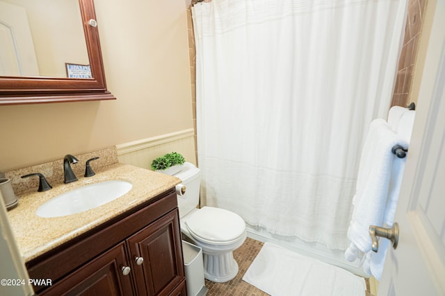 full bathroom featuring shower / tub combo with curtain, vanity, and toilet