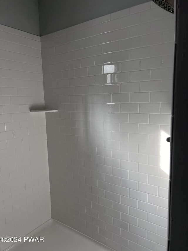 room details featuring a tile shower