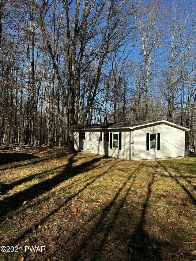 view of front of property with a front yard