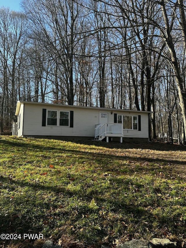 view of front facade featuring a front yard