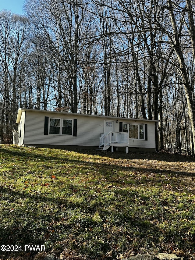 view of front of property featuring a front yard