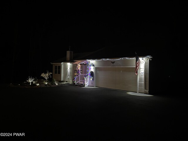 view of front facade featuring a garage