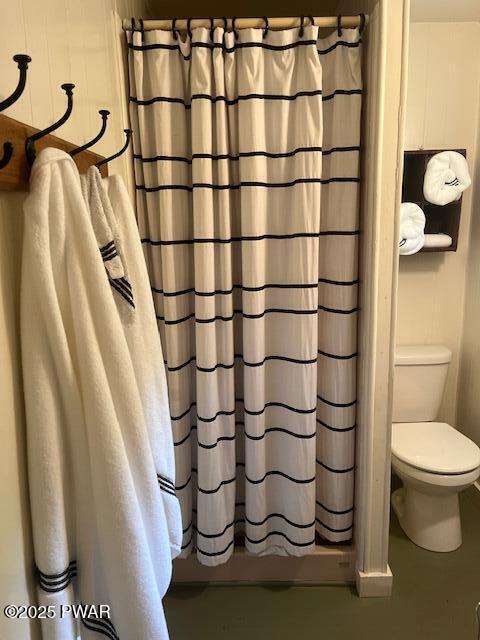 138 Lake Minisink Rd E, Dingmans Ferry, PA 18328 - full bath featuring toilet and a shower with curtain