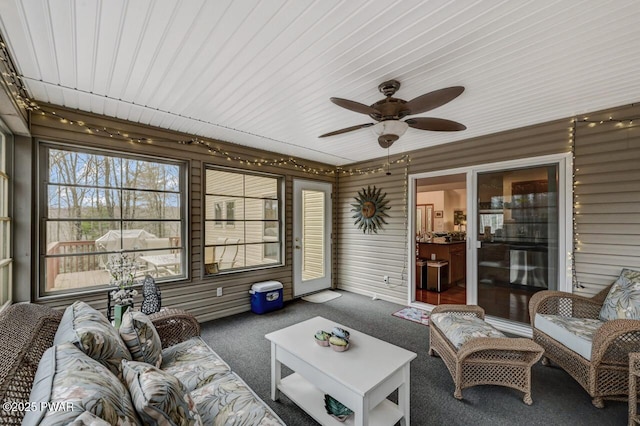 sunroom with ceiling fan