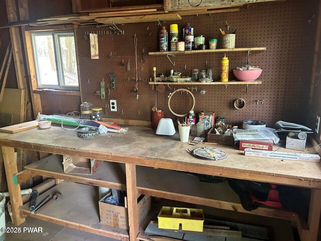 106 Chestnut Dr, Greentown, PA 18426 - bar area featuring a workshop area
