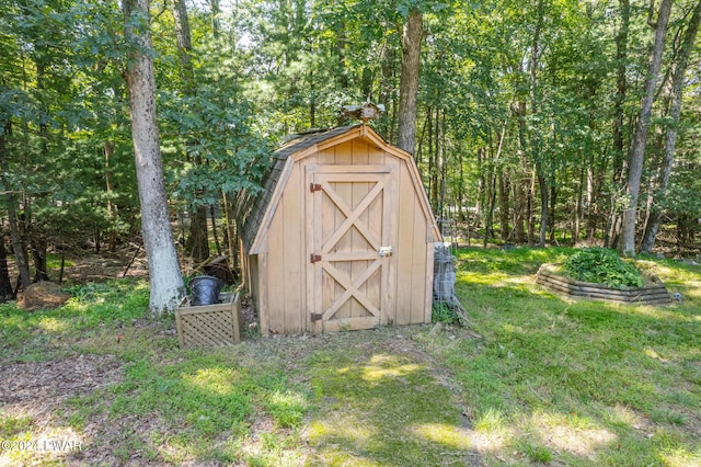 view of outdoor structure with a yard