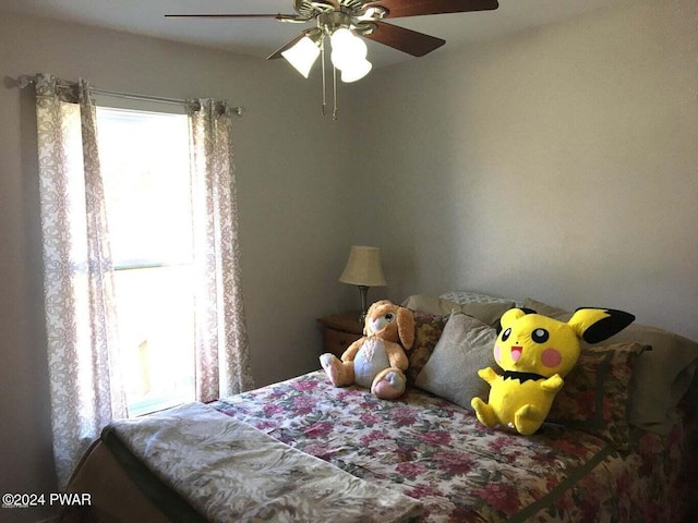 bedroom with ceiling fan