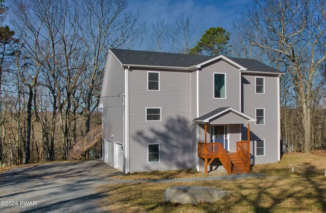 view of front facade featuring a garage