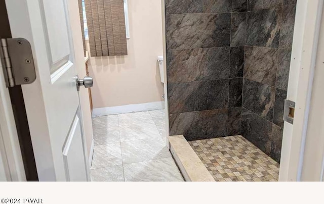 bathroom featuring tiled shower