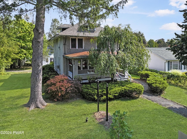 view of front facade featuring a front lawn