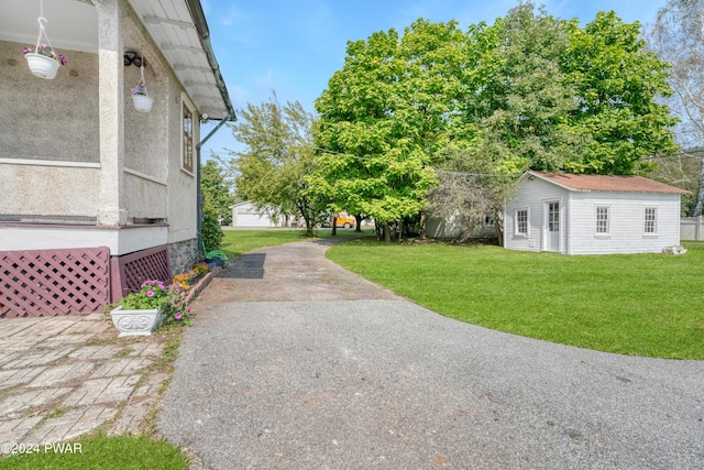 view of yard with an outdoor structure