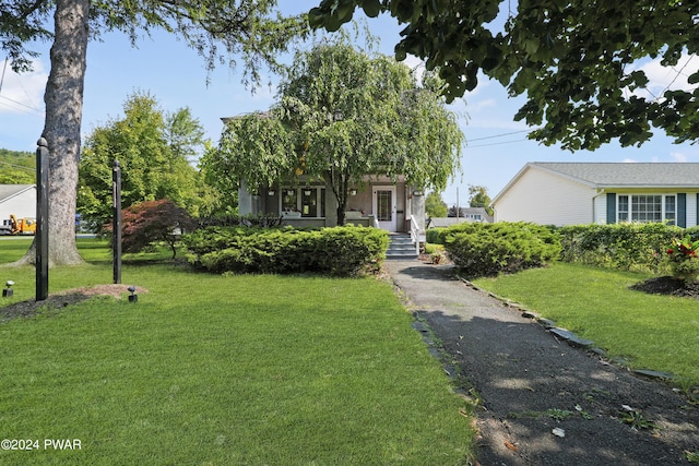 view of front of home featuring a front lawn