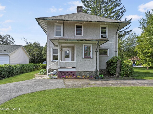 view of front of home with a front lawn