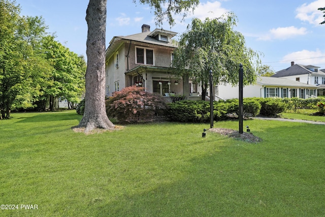 view of front of home featuring a front yard