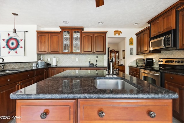 119 Canoebrook Dr, Hawley, PA 18428 - kitchen featuring stainless steel appliances, a sink, backsplash, a center island with sink, and recessed lighting