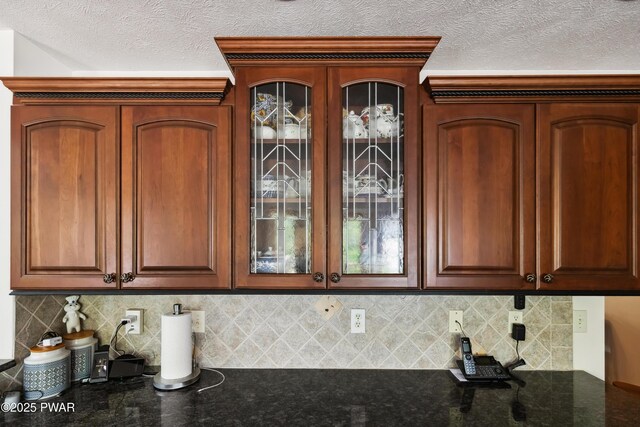 119 Canoebrook Dr, Hawley, PA 18428 - detailed view of backsplash and a textured ceiling