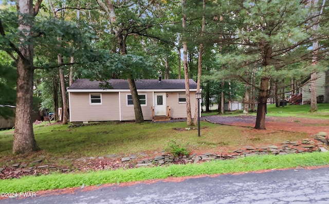 view of front of home featuring a front lawn