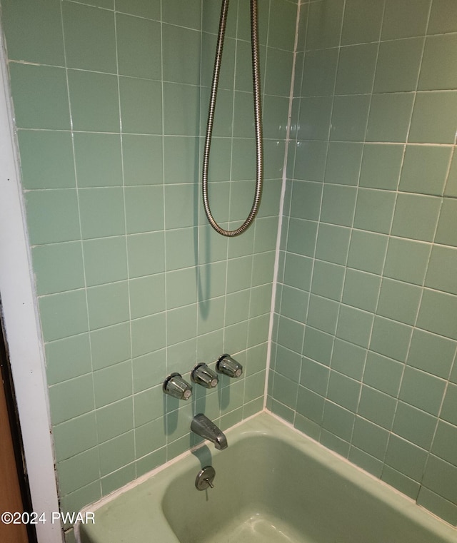 bathroom featuring tiled shower / bath combo