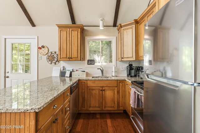 1749 Rockpoint Ct, Lake Ariel, PA 18436 - kitchen with appliances with stainless steel finishes, a sink, a peninsula, dark wood finished floors, and decorative backsplash