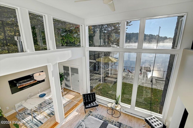 sunroom with ceiling fan