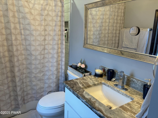 bathroom featuring toilet, a shower with shower curtain, and vanity