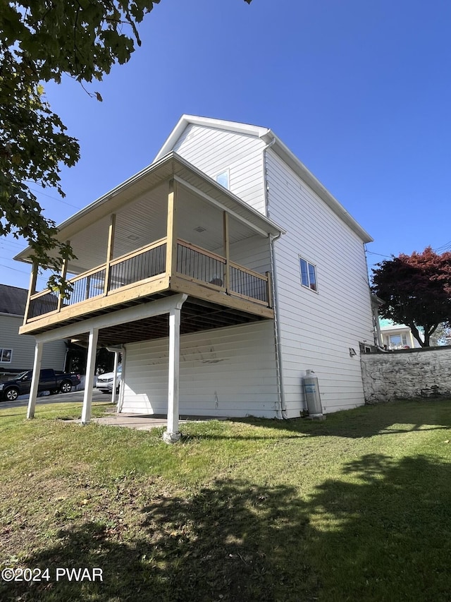 view of side of property featuring a yard