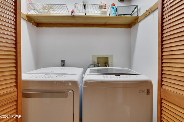 10 Cove Point Cir, Lakeville, PA 18438 - laundry room with washer and clothes dryer